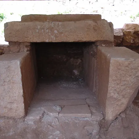 Arxaio Teixos בית הארחה